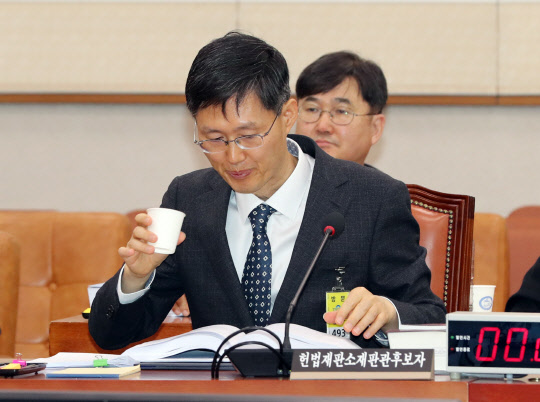 9일 국회 법제사법위원회에서 열린 인사청문회에서 물을 마시고 있는 문형배 헌법재판소 재판관 후보자. 연합뉴스